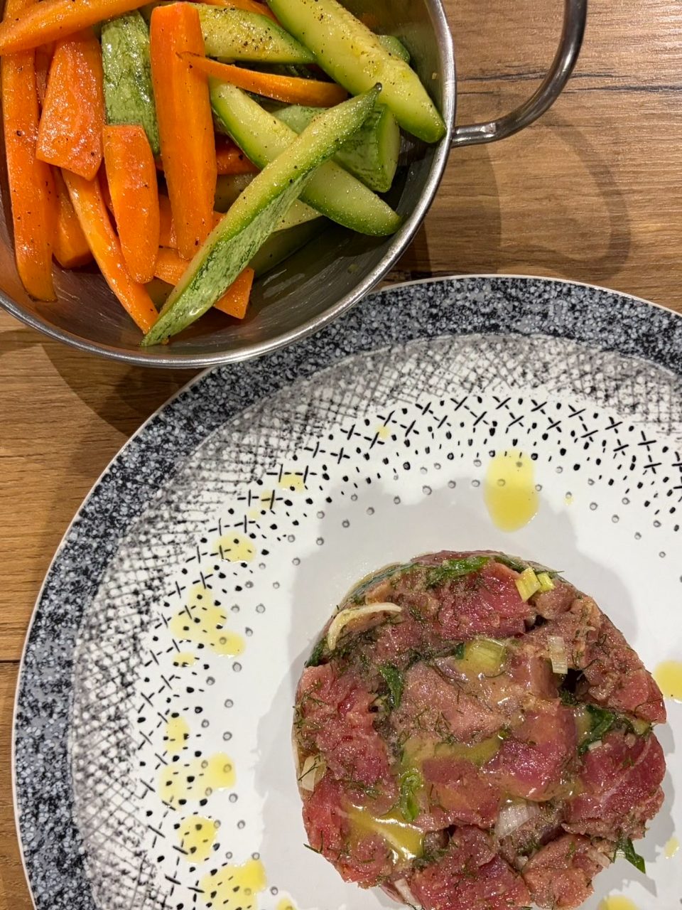 Tartare de veau corse accompagné d'une poêlée de légumes de saison