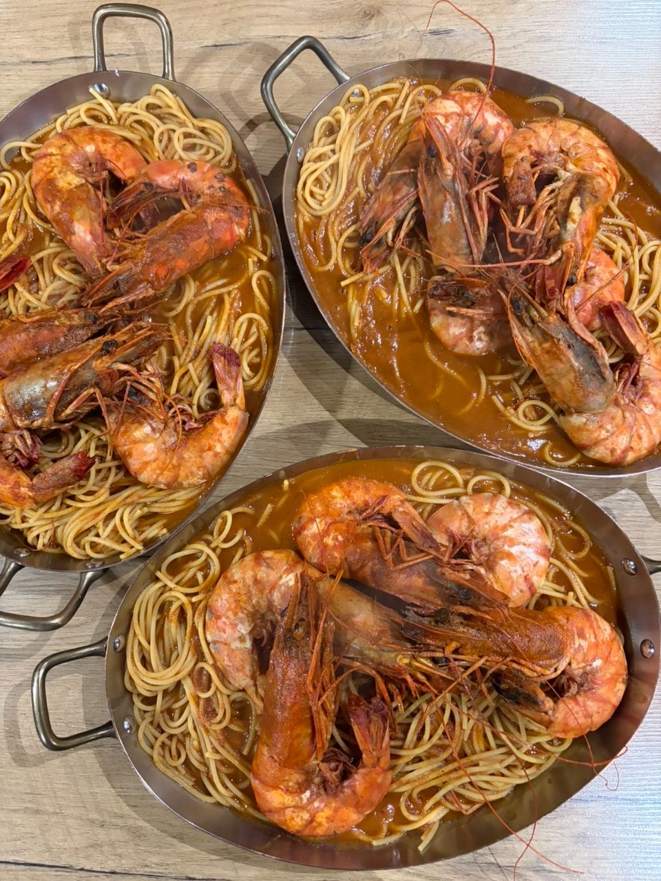 Spaghetti aux fruits de mer et gambas, sauce à l'ajaccienne à base de bisque de crabe